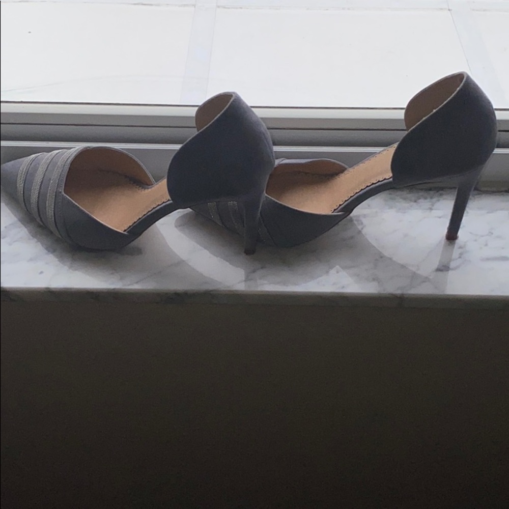 Grey 7 1/2 pump with sliver design